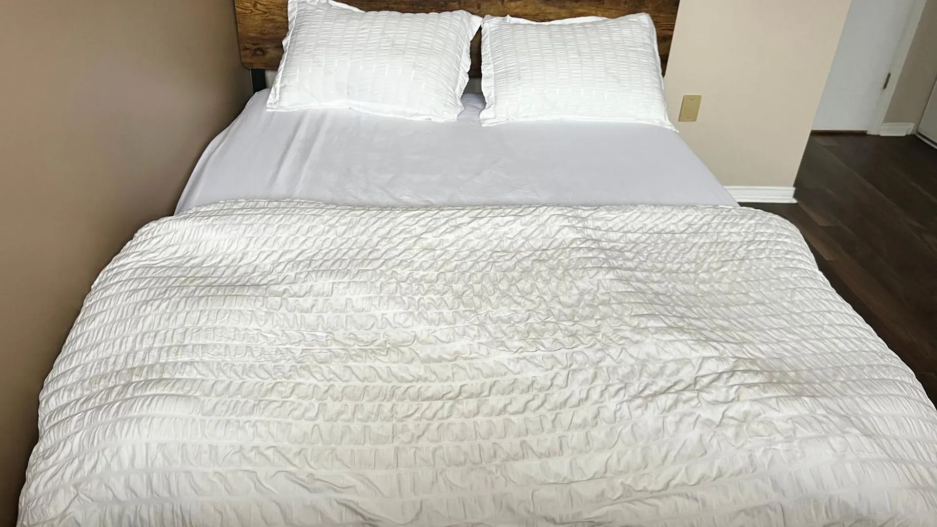 Warm Minimalist Bedroom + Free Parking オタワ
