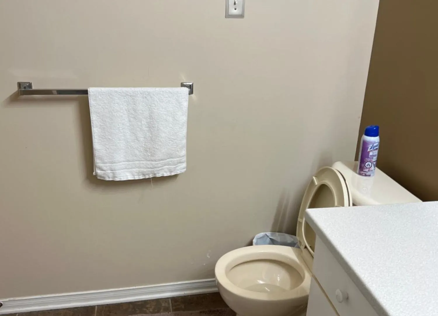 ホームステイ Warm Minimalist Bedroom + Free Parking オタワ