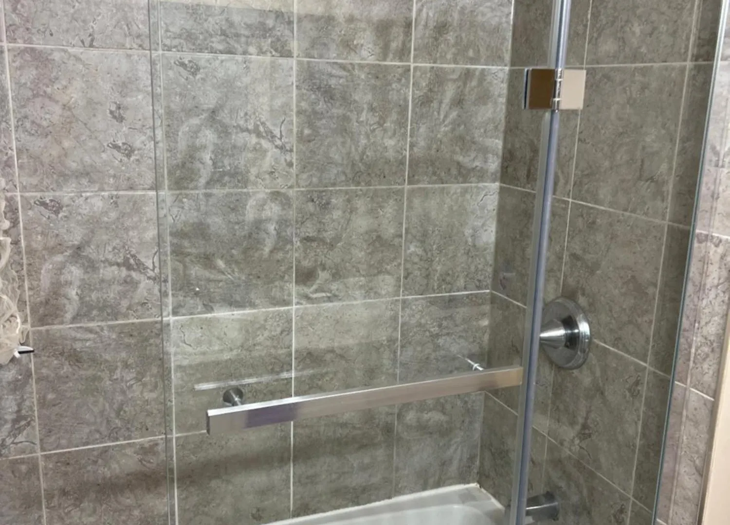 Warm Minimalist Bedroom + Free Parking オタワ